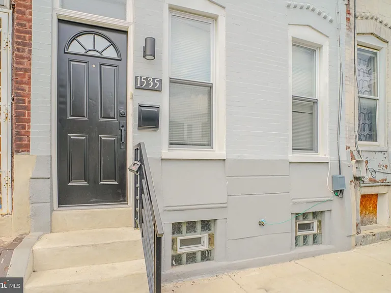 1535 W Seltzer St — Photo 1