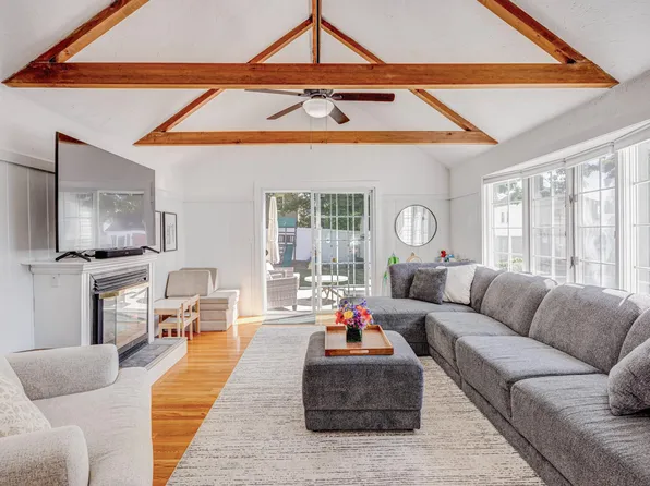 27 Lawnview DR, Braintree, MA 02184