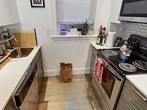 3rd image of 19 Queensberry St APT 8