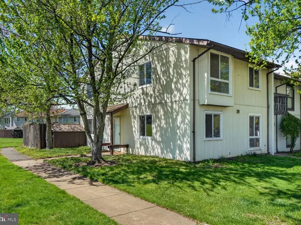 19 Regis Cir, Sterling, VA 20164