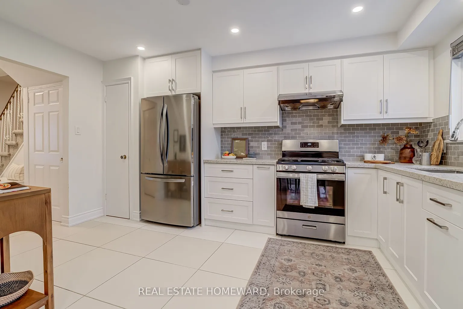 783 Dodsworth Cres photo 1