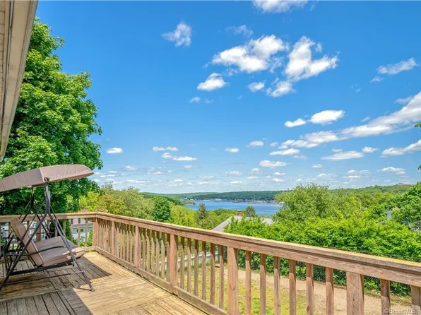467 Mohegan Avenue Parkway, Waterford, CT 06375