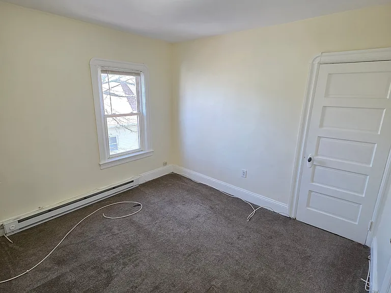  177 Oriole Ave 2ndFlr 2B/1B Carpet SSAppliances PetsOK DblParlor — Photo 6