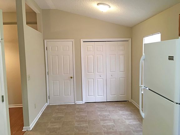 5th image of 8073 Macnaughton Dr