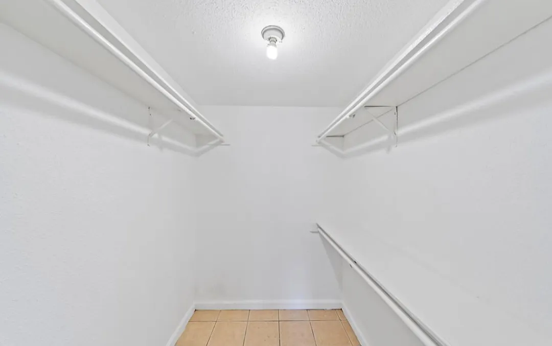 Building Photo - 9797 Leawood Blvd #203