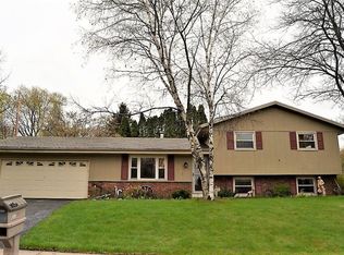 1315 W Sunset Ridge Dr, West Bend, WI 53090