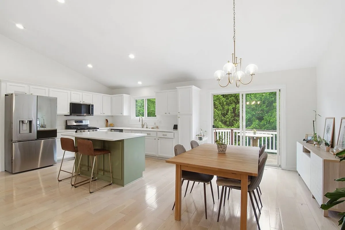 3 bed, 2.5 bath, 2368 sqft, $3,000 — Photo 3
