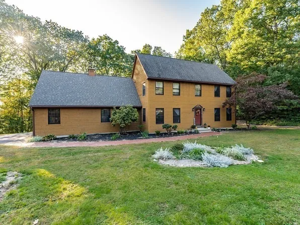 21 Sterrett Dr, Southwick, MA 01077