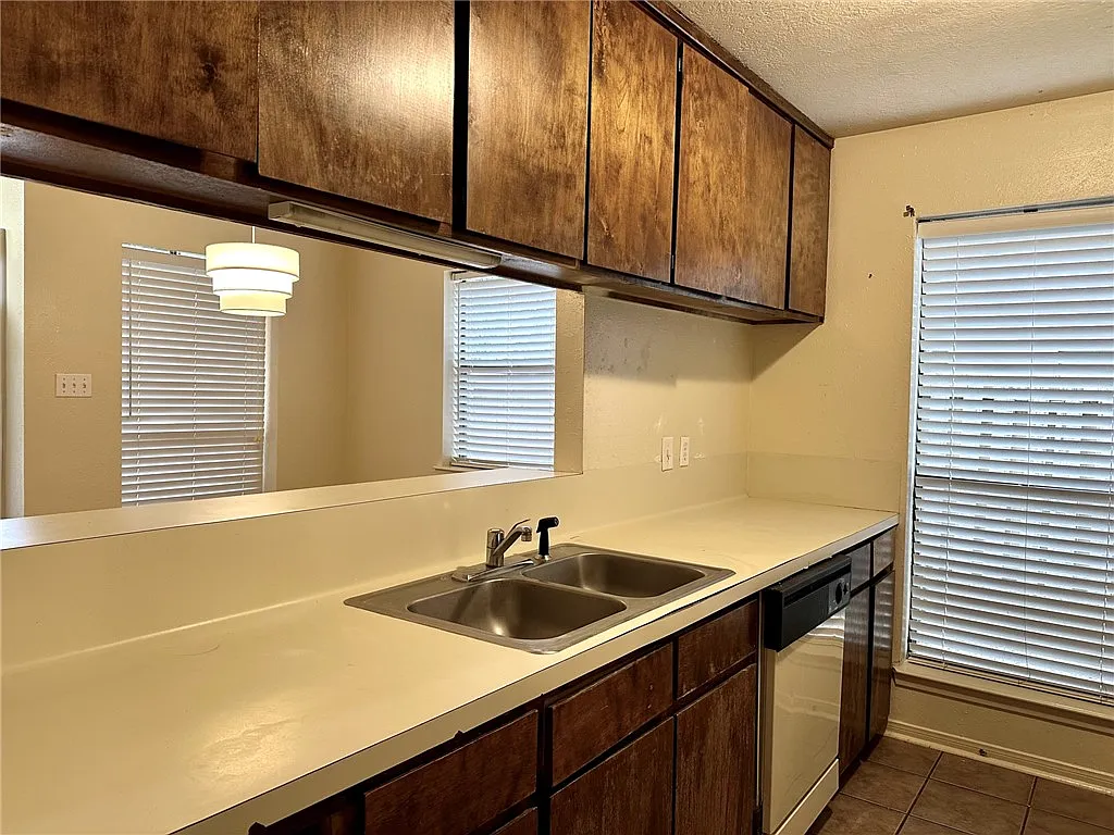 2 bed, 985 sqft, $1,200 — Photo 4