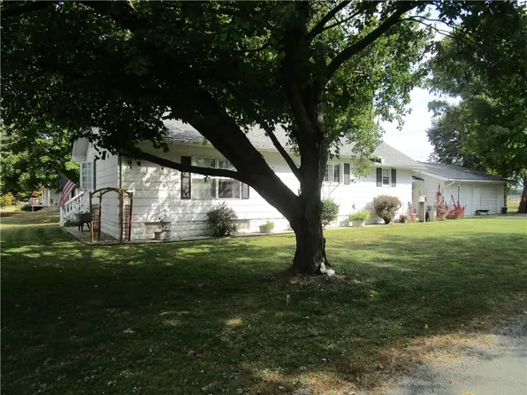 1101 E 2nd St, Pana, IL 62557