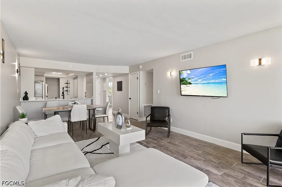 2 bed, 2.0 bath, 975 sqft, $1,900 — Photo 4