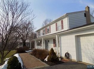 2 Stratfordshire Dr, Sussex, NJ 07461