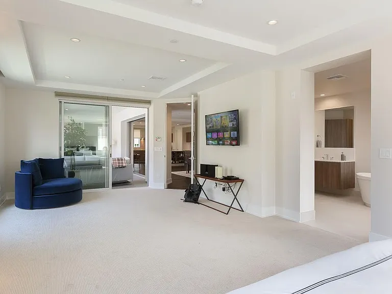 450 N Palm Dr #206 — Photo 6
