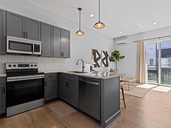 4th image of 209 W 16th St