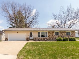 403 Lakeside Dr, Fairbank, IA 50629