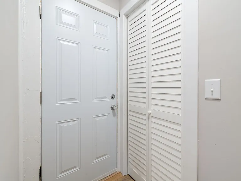 (370) 2526-30 Bellevue — Photo 20