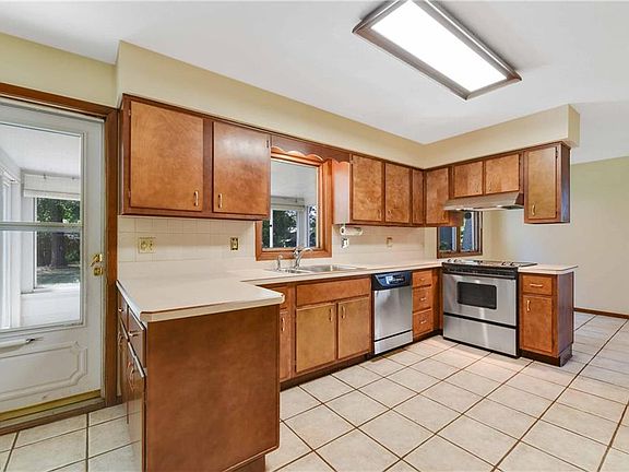 3rd image of 2080 Radcliffe Dr