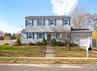 4 Birchdale Dr, Holbrook, NY 11741