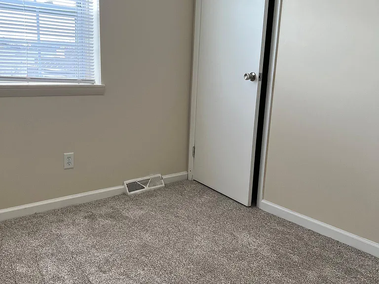 Admiral Ave — Photo 10