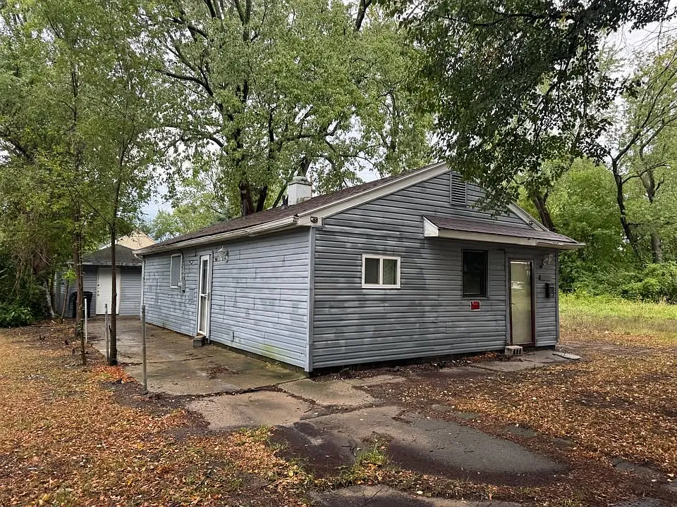 3 bed, 884 sqft, $1,200 — Photo 2