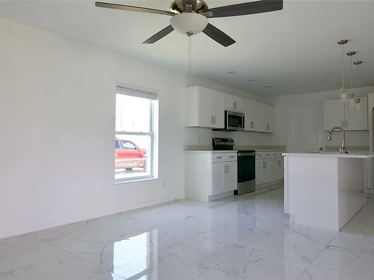 3428 Jeffcott St — Photo 4