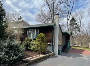 31 Rapalyea Rd, Hopatcong, NJ 07843
