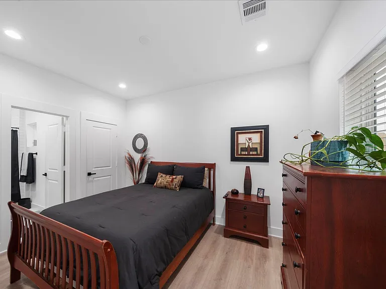 1503 Evelyn St — Photo 6