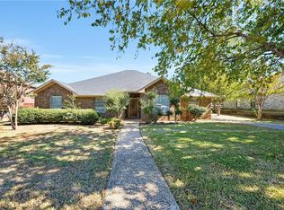 104 Creekside Ct, Kennedale, TX 76060