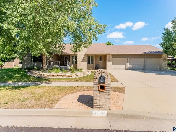 412 E Meadowlark Cir, Brandon, SD 57005