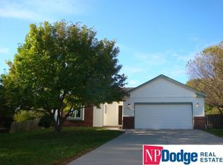 15519 Fieldcrest Cir, Omaha, NE 68154