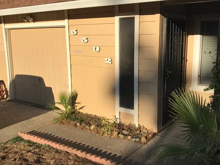 5532 E Knoll Dr — Photo 1