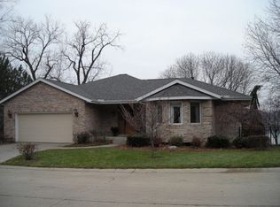 707 Shorewood Dr, Decatur, IL 62521