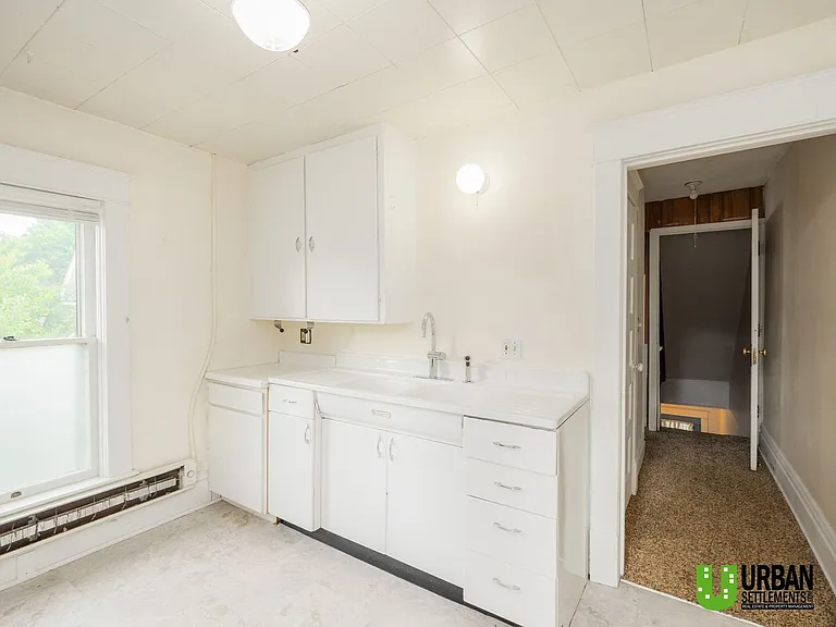 1122 S Walnut St — Photo 4