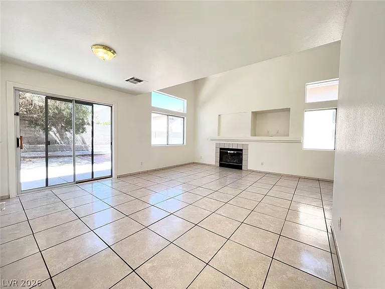 8284 W Rochelle Ave — Photo 2