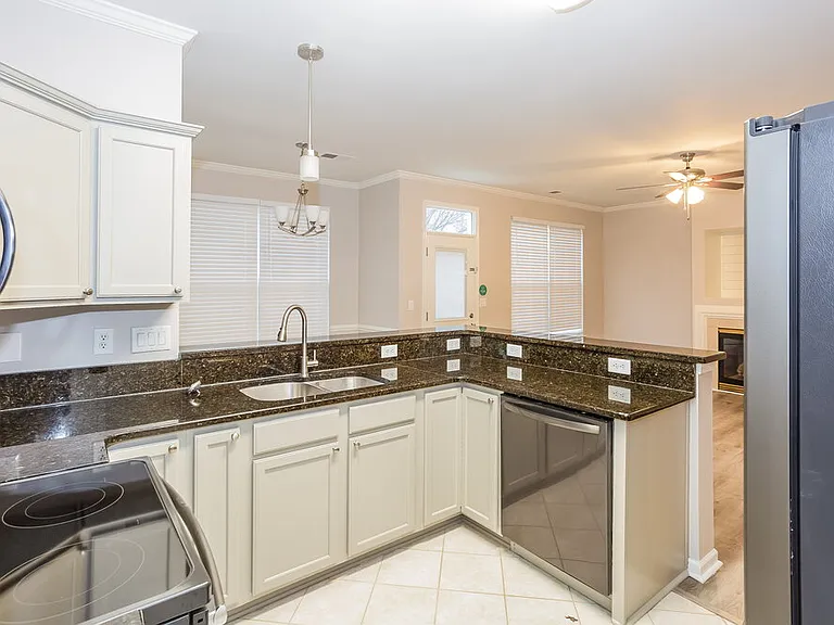 5902 Shining Oak Ln — Photo 6