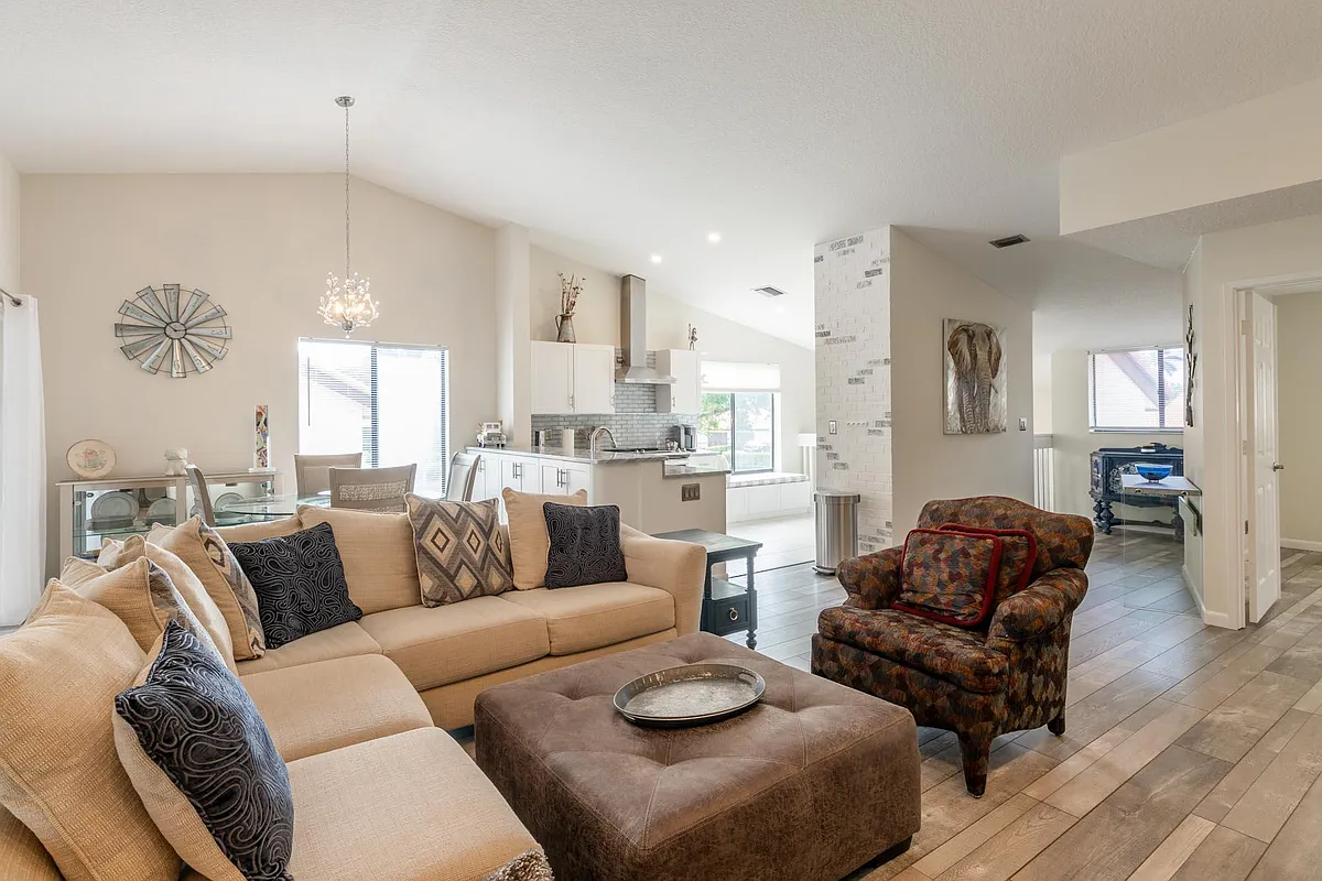 Building Photo - 10624 Tropic Palm Ave #202