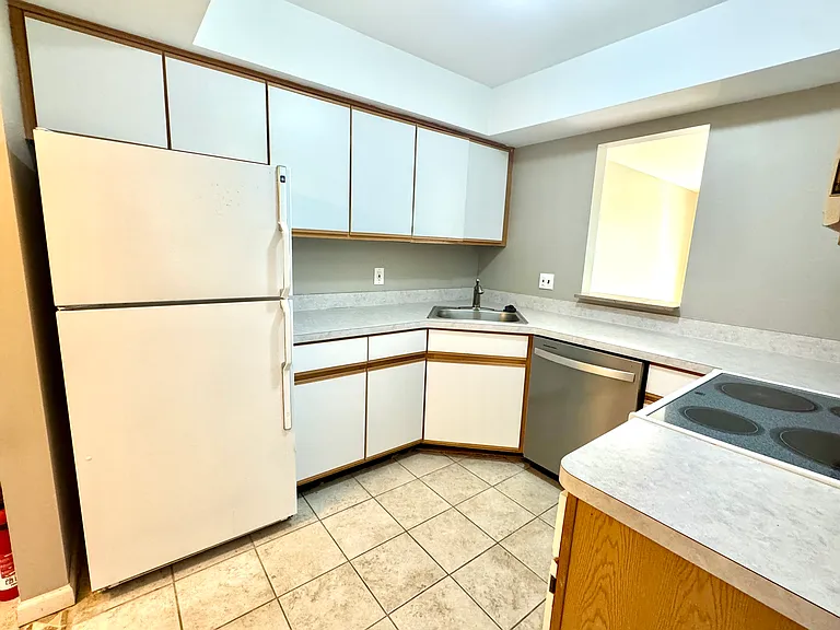 852 N Main St — Photo 4