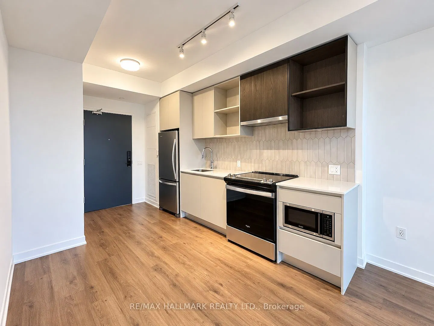 395 Dundas St W — Photo 3