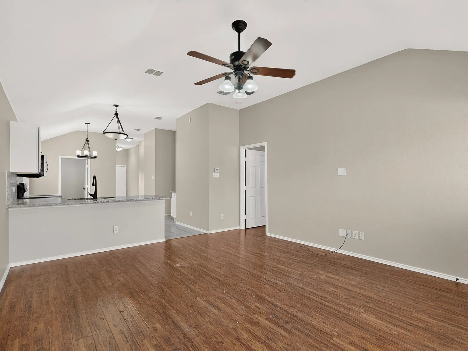 3 bed, 1408 sqft, $2,025 — Photo 4