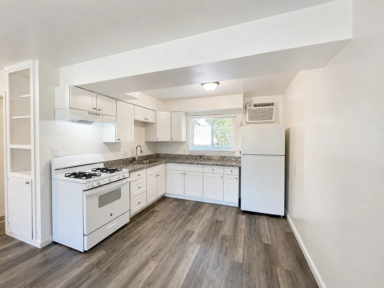 Courtside Apartments — Photo 1