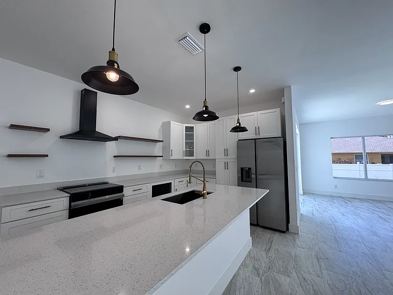 1605 Nora Ln — Photo 5