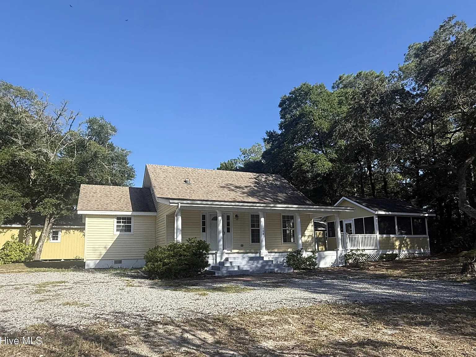 3 bed, 2.0 bath, 1640 sqft, $2,300 — Photo 1