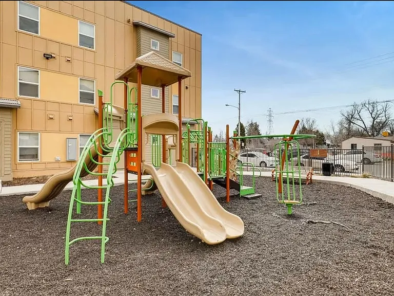 Del Corazon Apartments — Photo 18