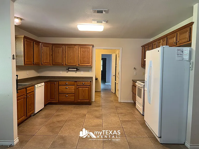 522 County Road 4245 — Photo 4