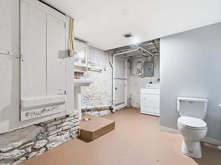 831 Wellington St — Photo 14