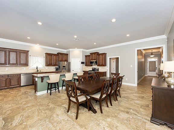 4th image of 812 Beaumont Dr
