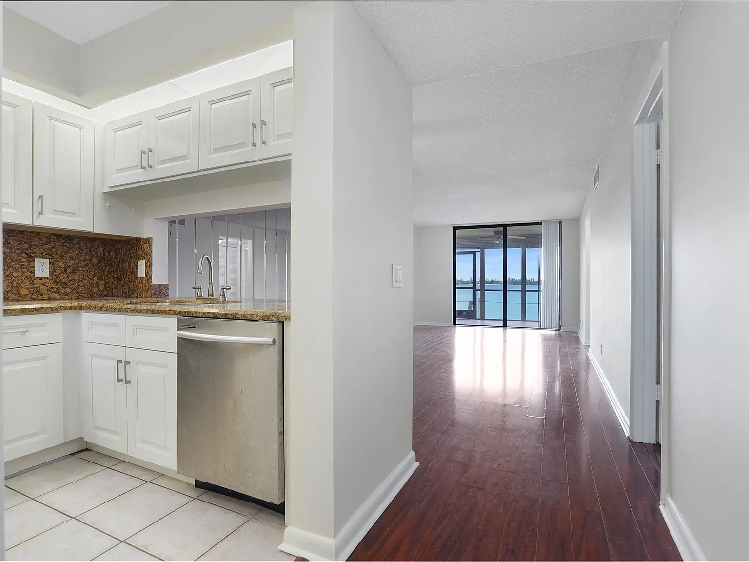 2 bed, 2.0 bath, 920 sqft, $1,900 — Photo 2