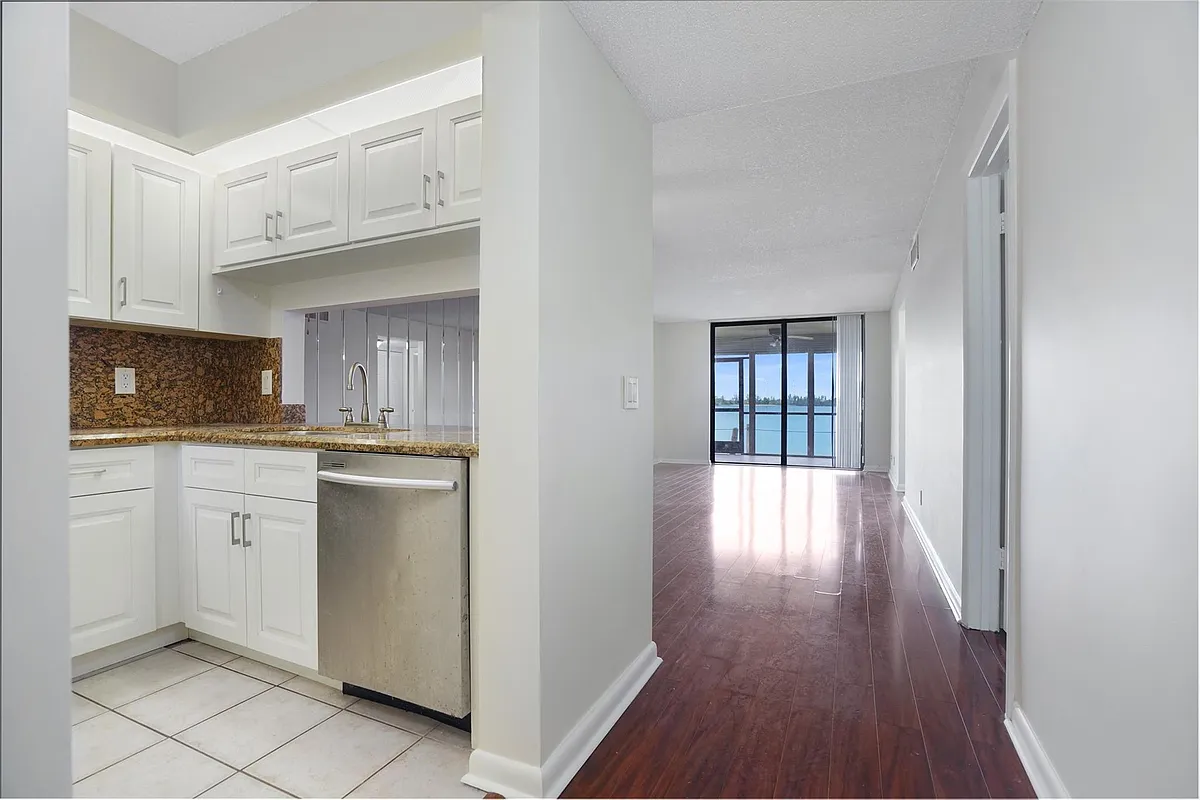 Building Photo - 109 Lake Emerald Dr #110