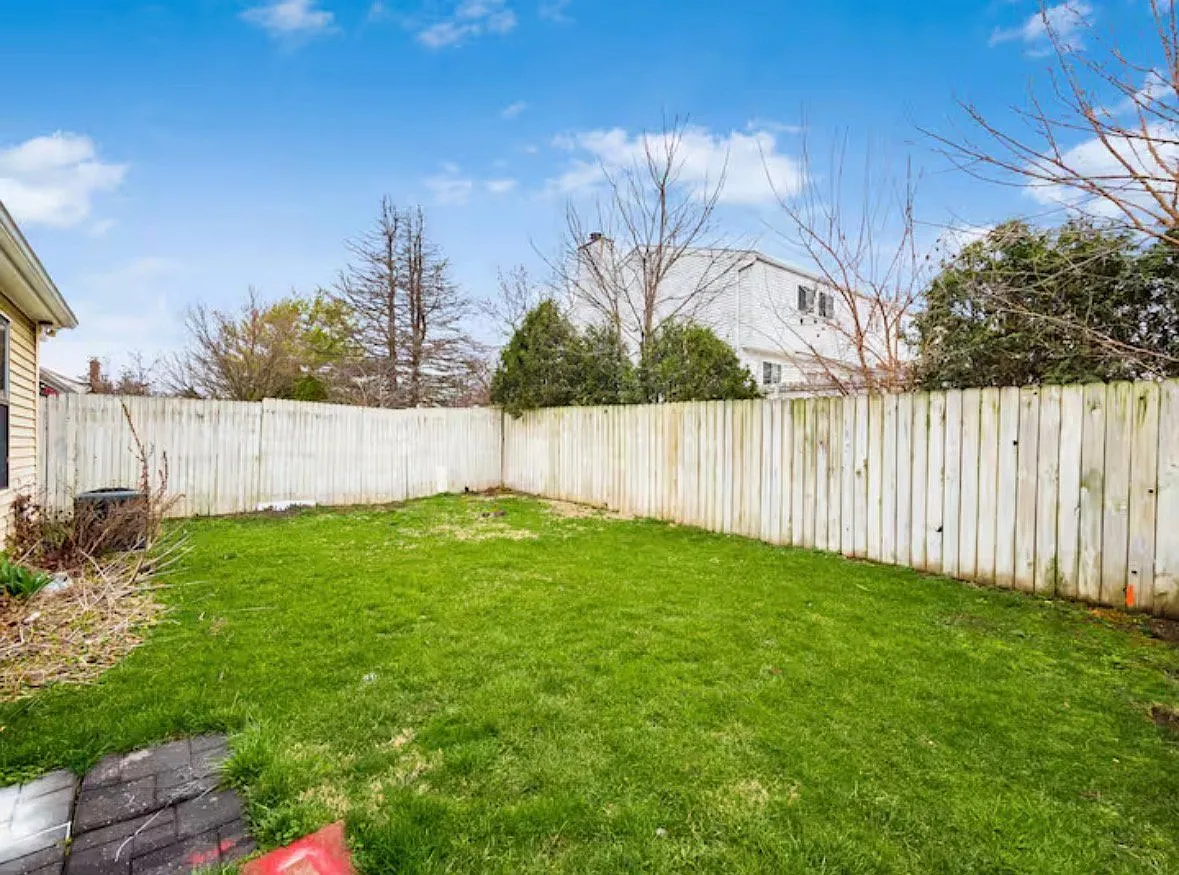 Furnished Ranch In Dublin With Fenced Back Yard — Photo 2