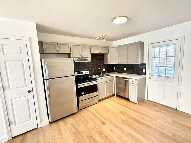2 bed, 1000 sqft, $1,425 — Photo 3